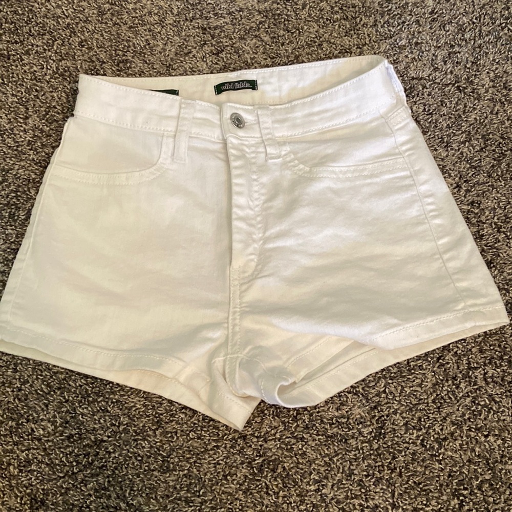 Adorable white shorts!